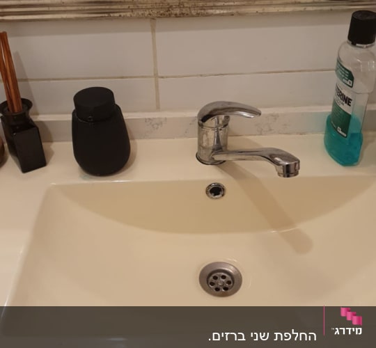 כיור עם ברז כרום ומראה מעל